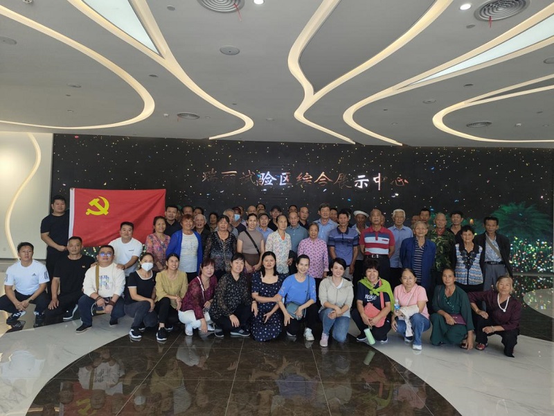 组织退休干部到瑞丽试验区综合展示中心参观学习