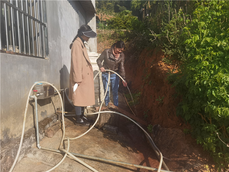 验收委员现场查看农户用水情况