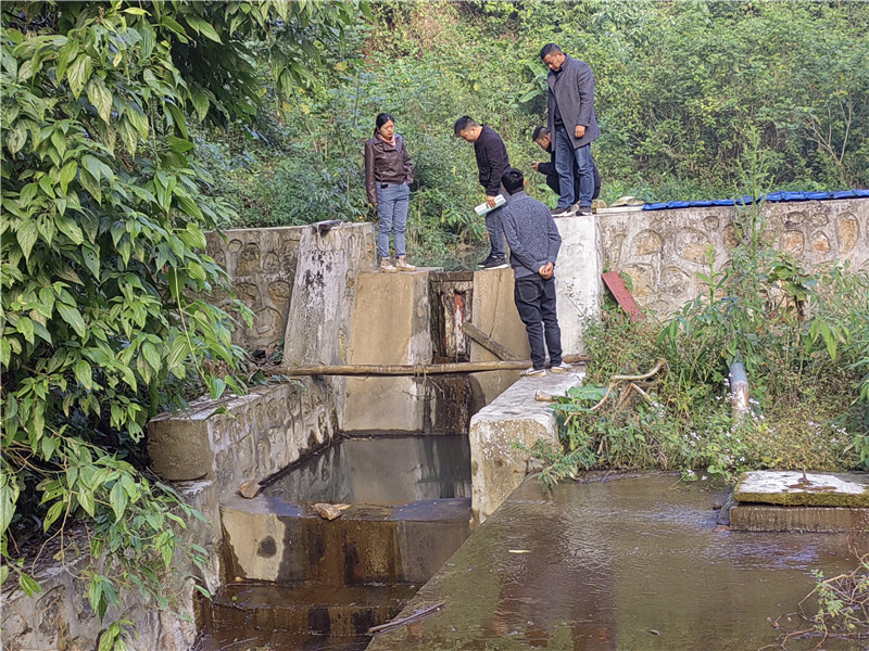 验收委员现场查看水源情况