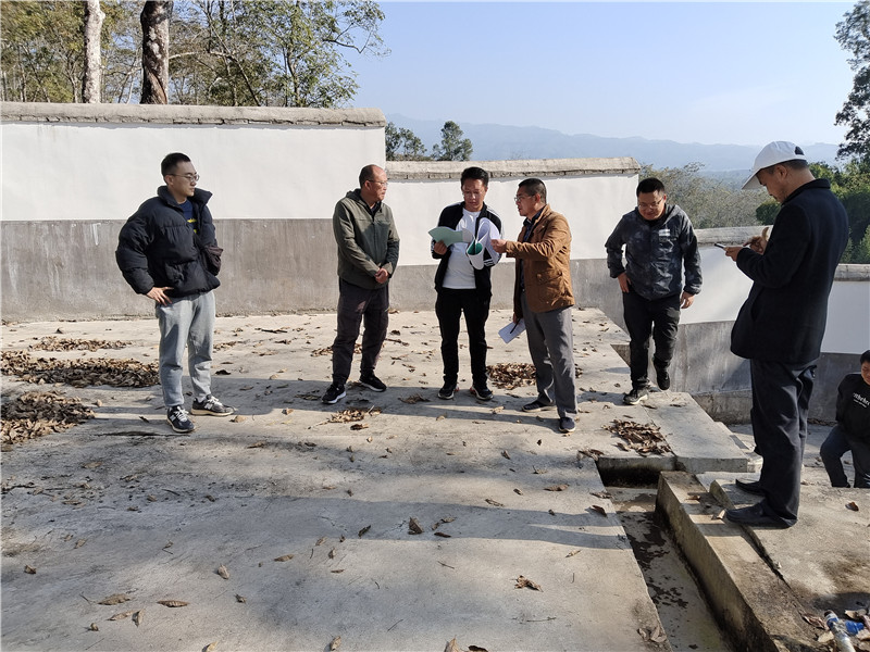 验收委员现场查看小型水厂情况