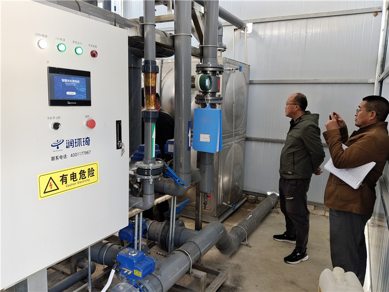 验收委员现场查看小型水厂设备运行情况