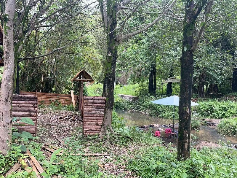 违建围栏拆除前