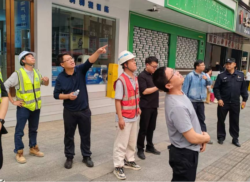 市住建局李波局长在财富广场安排部署震后隐患消除工作
